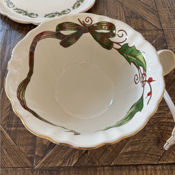 Royal Limited Holly Holiday serving dishes - Picture 4 of 10